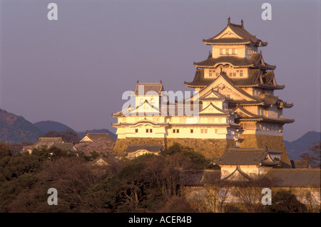 Blick auf den Hauptturm der Burg Himeji, auch bekannt als das Schloss des Weißen Egrets, ein japanisches UNESCO-Weltkulturerbe in Hyogo, Japan. Stockfoto