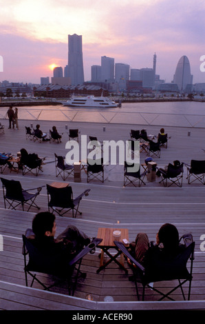 Menschen sammeln auf dem Deck der Yokohama International Passenger Terminal für Sonnenuntergang Aussicht auf die Innenstadt Stockfoto