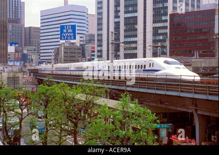 Hochgeschwindigkeitszug mit Slogan ehrgeizige Japan auf Seite vorbei durch die Innenstadt von Tokio Stockfoto