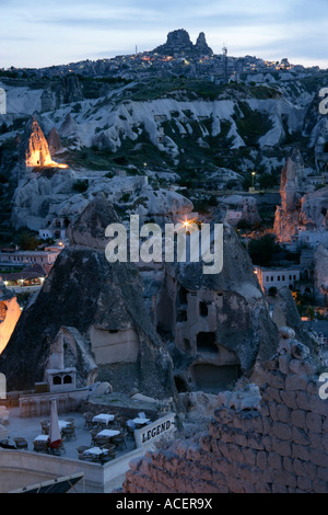 Göreme Dorf mit Uchisar in der Ferne, Kappadokien, Türkei Stockfoto