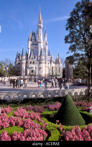 Cinderella Schloss im Tokyo Disneyland mit schönen Frühlingsblumen Stockfoto