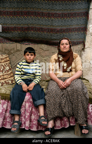 Mutter und Sohn im Dorf Goreme, Kappadokien, Türkei Stockfoto