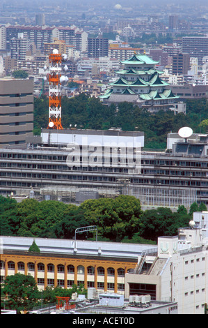 Nagoya Castle inmitten eines Patches von Grün ist sichtbar in der Ferne umgeben von Zersiedelung Stockfoto