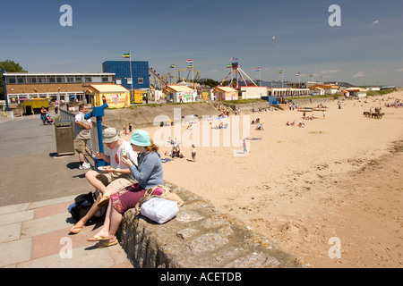Wales Glamorgan Porthcawl Menschen auf der östlichen Promenade über Sandy Bay Beach und Strand Coney Kirmes Stockfoto