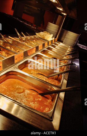 Indisches Restaurant curry uk - Tabletts an eine Hilfe selbst buffet Stockfoto