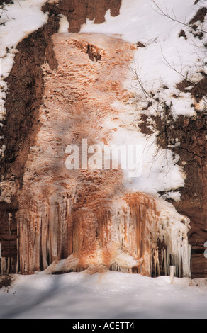 Braun gefärbt Eisfall auf Sandstein Felsen Amata Flussufer in Karli Umgebung Gauja-Nationalpark Lettlands Stockfoto