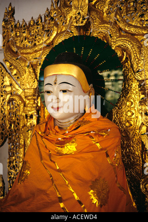 Myanmar Yangon Rangun Buddhafigur in kleine Pagode Stockfoto