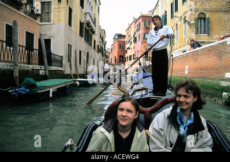 Gondel mit Touristen in Venedig Italien Stockfoto