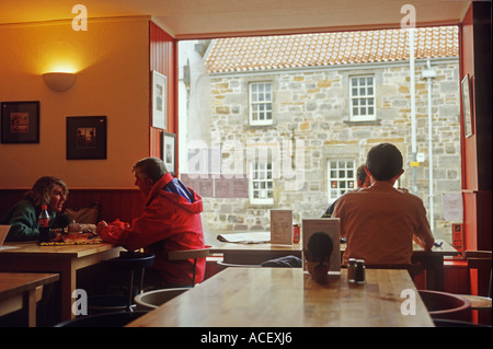 Schottland St. Andrews Innenraum des Café an regnerischen Tag Blick aus Fenster Stockfoto