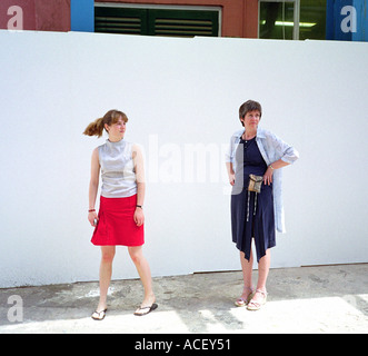 Frauen bei der Kunstausstellung Stockfoto