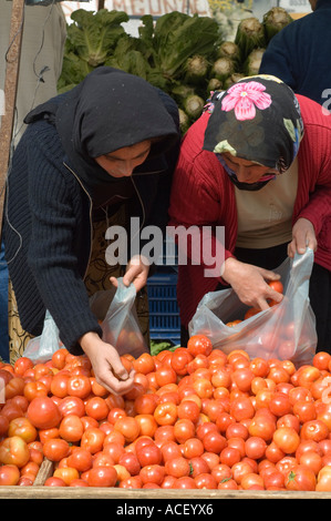 Shopper, Guzelyurt Markt, Nord-Zypern, Europa Stockfoto