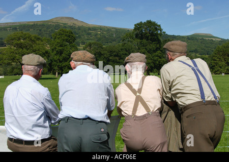 Hirten sehen Welsh Sheepdog Trials auf Glanusk Estate Crickhowell Powys Wales UK Stockfoto