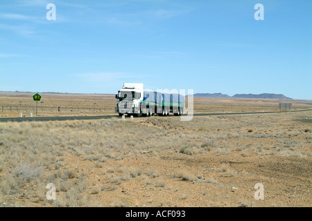 LKW auf der Trans-Kalahari Highway-Namibia-Südafrika Stockfoto