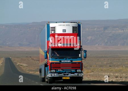 Artikuliert LKW auf den Trans Kalahari Highway-Namibia-Südafrika Stockfoto