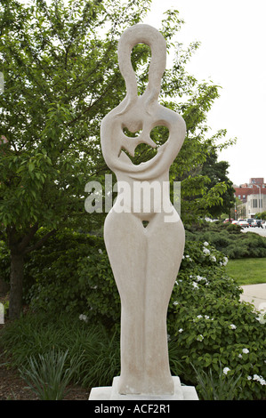 INDIANA-Indianapolis stillende Mutter Skulptur, Geschäfte und Restaurants im Zentrum von Viertel Mass Ave Stockfoto