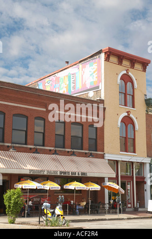 INDIANA-Indianapolis-Geschäfte und Restaurants in Mass Ave Innenstadt Nachbarschaft entlang Massachusetts Avenue Stockfoto