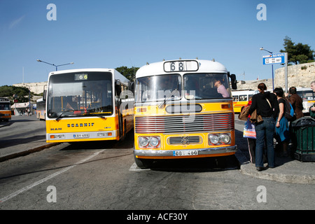 Gelber Bus im Busbahnhof Valletta, Malta Stockfoto