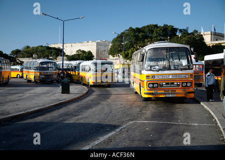 Alte gelbe Busse im Busbahnhof Valletta, Malta. Stockfoto