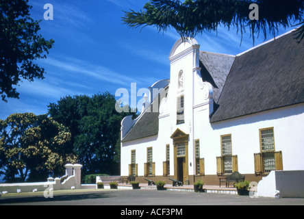 Das Gebäude in dem Kapwein Groot Constantia landet - eines der ältesten Weingüter in Südafrika Cape niederländischen Architektur. Stockfoto