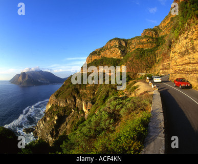 Fahrzeuge fahren entlang Chapmans Peak Drive in der Nähe von Cape Town, Western Cape Provinz; Südafrika Stockfoto