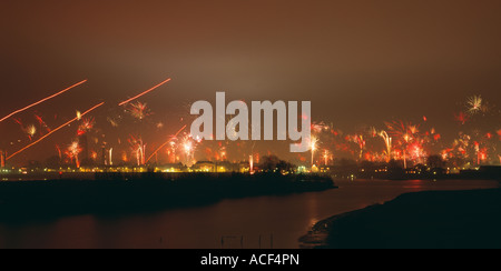 Silvester 2006 - Feuerwerk in Zaltbommel in den Niederlanden. Über den Fluss Waal fotografiert. Stockfoto