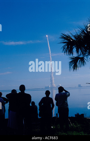 Zuschauer beobachten den endgültigen Start des Shuttles Columbia auf dem Indian River am Kennedy Space Center FL 1 16 03 Stockfoto