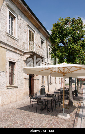 Straßenszene ohne Menschen in der Altstadt von Peschiera del Garda-Garda See-Italien Stockfoto