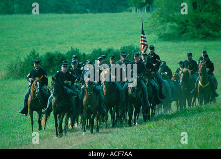 Bürgerkrieg re enactment als Union Pferd Soldaten Reiten in Reenactment der Schlacht von Brandy Station in der Nähe von Leesburg, VA Stockfoto