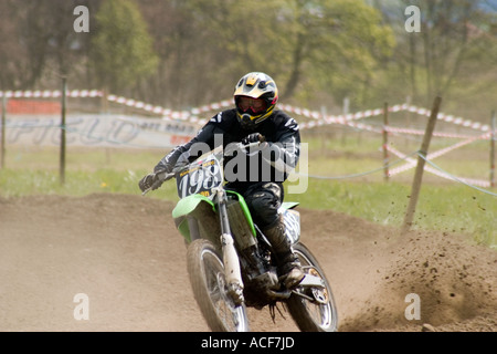 Motocross-Fahrer im Rennen Stockfoto