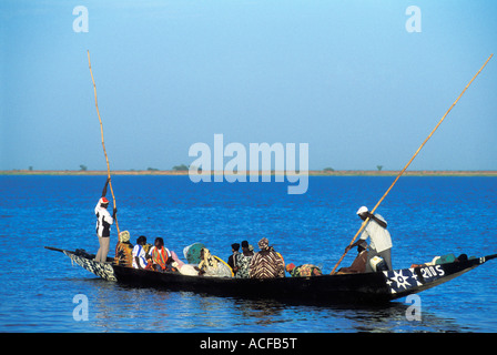 Einbaum Personenbeförderung über Fluss Niger Mopti, Fluss Niger Mali Stockfoto