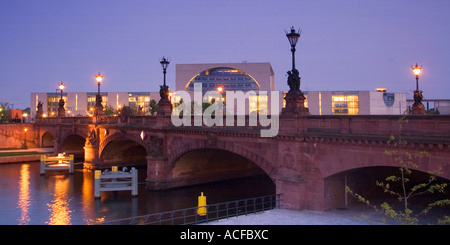 Berlin-Moltke Brücke Fluss Spree Kanzler Büro in der Dämmerung Stockfoto