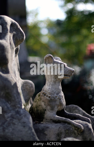 Das Grab eines Hundes auf dem Cimetière des Chiens in Paris Stockfoto