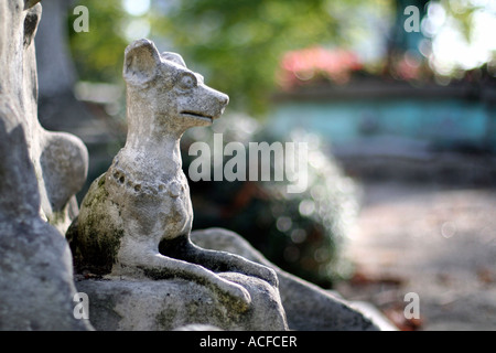 Das Grab eines Hundes auf dem Cimetière des Chiens in Paris Stockfoto