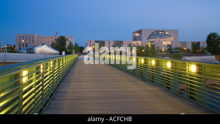 Berlin Zentrum Gustav Heinemann Brücke über der Spree zwischen neuen Bundeskanzleramt und Lehrter Bahnhof Stockfoto