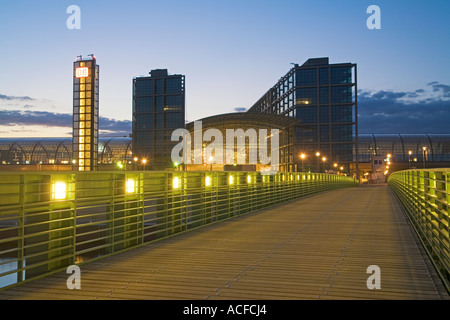 Der neue Hauptbahnhof Berlin Lehrter Bahnhof am Fluss Spree Brücke über der Spree Stockfoto