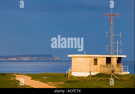 Die Küstenwache Station Hengistbury Head in der Nähe von Christchurch Dorset England UK mit der Isle Of Wight sichtbar im Abstand Stockfoto