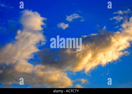 Orange Sunset Cirren in einem strahlend blauen polarisierten Himmel Stockfoto