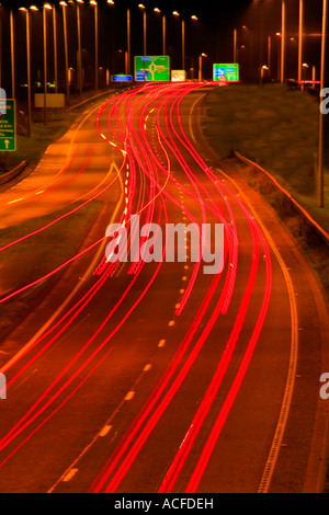 Beschleunigung Lichtspuren von Verkehr auf einer belebten Straße in der Nacht, allgemeine Straßen, Autobahn Stockfoto