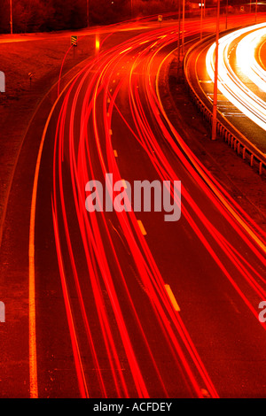 Beschleunigung Lichtspuren von Verkehr auf einer belebten Straße in der Nacht, allgemeine Straßen, Autobahn Stockfoto