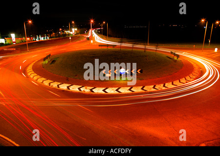 Geschwindigkeitsüberschreitungen leichte Routen vom Verkehr auf einer belebten Straße in der Nacht, allgemeine Straßen, Autobahn, Kreisverkehr
