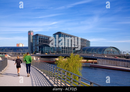 Berlin Zentrum Lehrter Bahnhof neue Hauptbahnhof Promande jogger Stockfoto