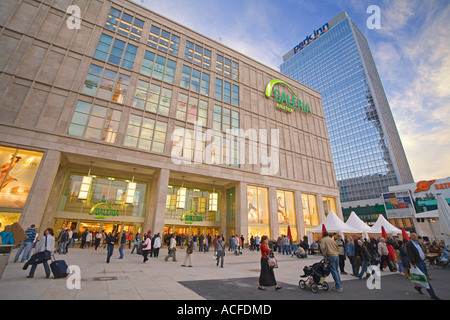 Berlin Alexanderplatz Galeria Kaufhof Lagerhalle wiedereröffnet kann 2006 von den Architekten Josef Paul Kleihues und Jan Kleihues wiederaufzubauen. Stockfoto