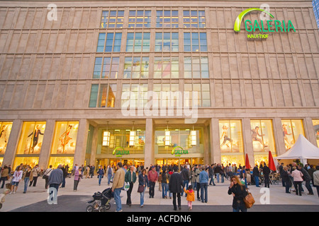 Berlin Alexanderplatz Galeria Kaufhof Lagerhalle wiedereröffnet kann 2006 von den Architekten Josef Paul Kleihues und Jan Kleihues wiederaufzubauen. Stockfoto