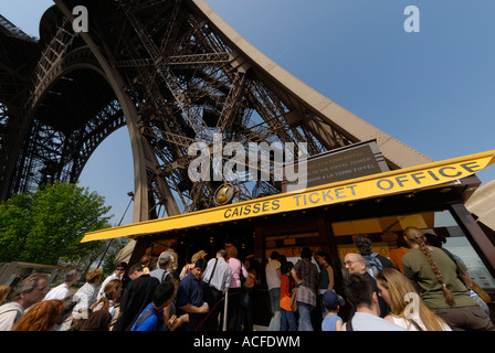 Kasse an der Unterseite des Eiffelturms in Paris, Frankreich. Stockfoto