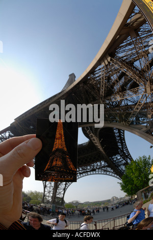Hand, die Eintrittskarte an der Unterseite des Eiffelturms in Paris, Frankreich. Stockfoto