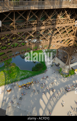 Blick von der ersten Terrasse der Eiffelturm in Paris, Frankreich, an einem sonnigen Sommertag. Stockfoto