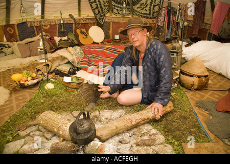 "Medizin-Brother" Phil neigt dazu, das Feuer im Inneren einer Familiengröße Tipi. Glastonbury Festival 2007, Somerset, England Stockfoto