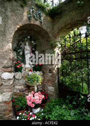 Altar für das Gebet an die Jungfrau Maria in einer alten Mauer in Sirmione-Garda See-Italien Stockfoto