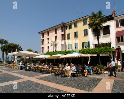 Belebten Platz mit farbigen Gebäuden und viele Touristen in Sirmione Italien eine historische Stadt auf einer Halbinsel im Gardasee Stockfoto