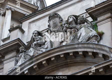 Skulptur von Alfred Drury auf alten Krieg Bürogebäude in Horse Guards Avenue, London, England, UK Stockfoto